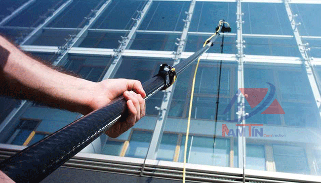 lau-kính-tòa-nhà-17 nhận-lau-kính-tòa-nhà-17